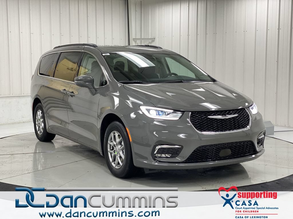 Used 2021 Chrysler Pacifica Touring w/ Uconnect Theater Family Group