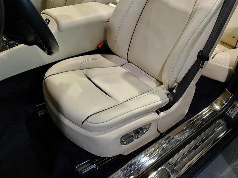 Used 2016 Rolls-Royce Dawn RWD image 16