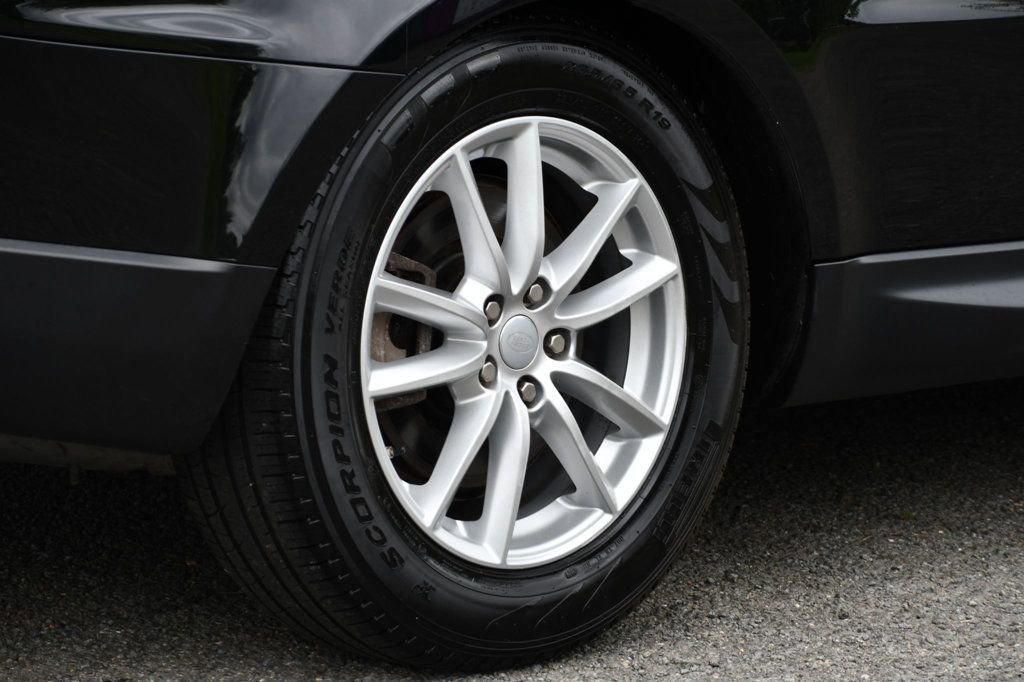 Used 2020 Land Rover Range Rover Sport SE image 18