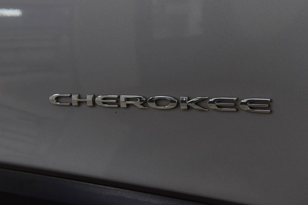 Used 2019 Jeep Cherokee Latitude w/ Cold Weather Group image 16