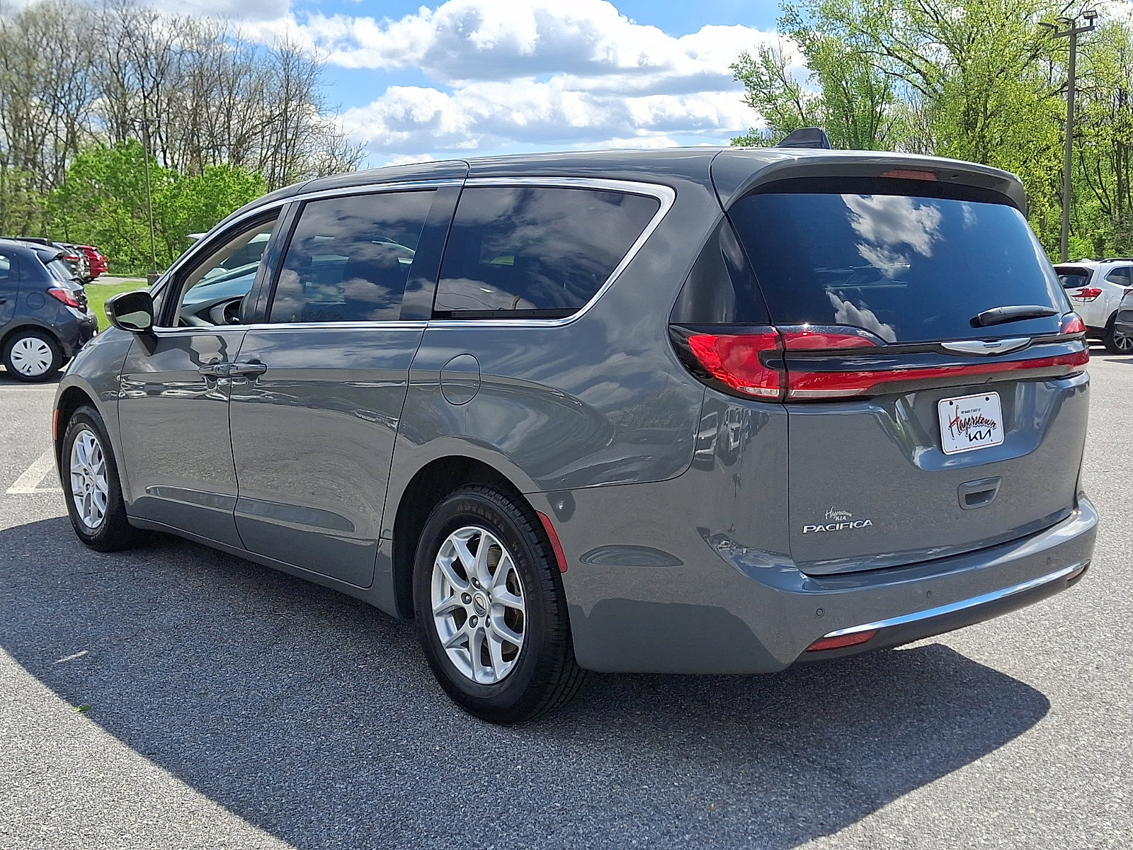 Used 2023 Chrysler Pacifica Touring-L FWD image 4