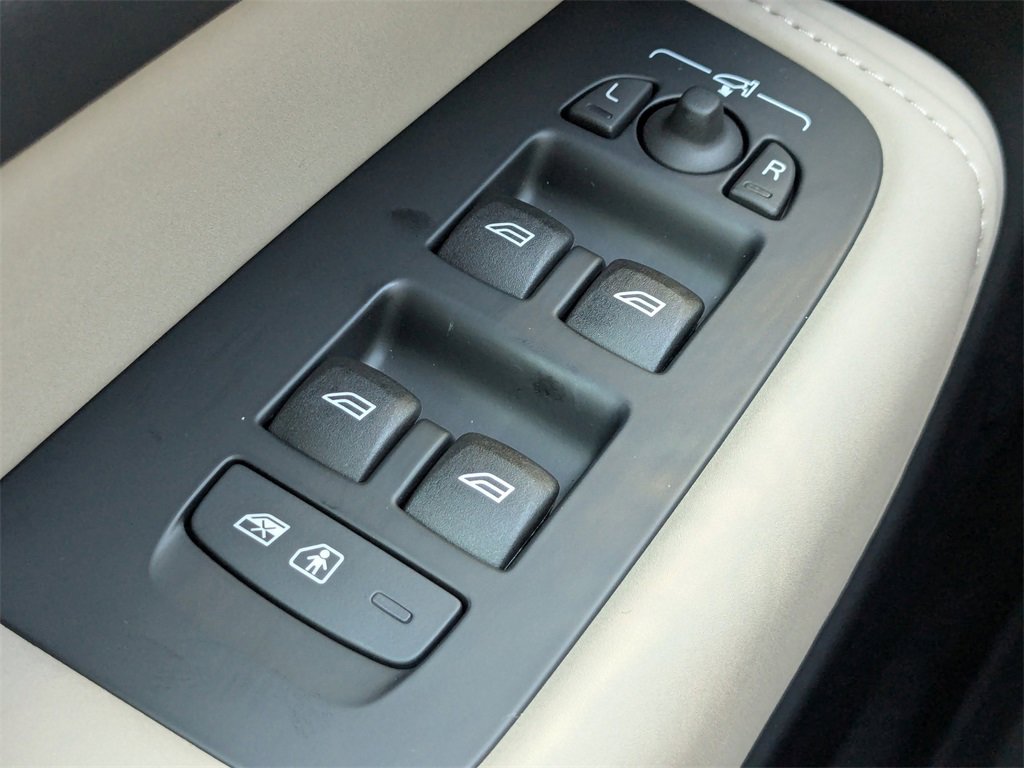 New 2026 Volvo XC60 B5 Plus w/ Protection Package Premier image 27