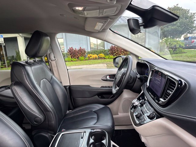 Used 2023 Chrysler Pacifica Touring-L FWD image 11