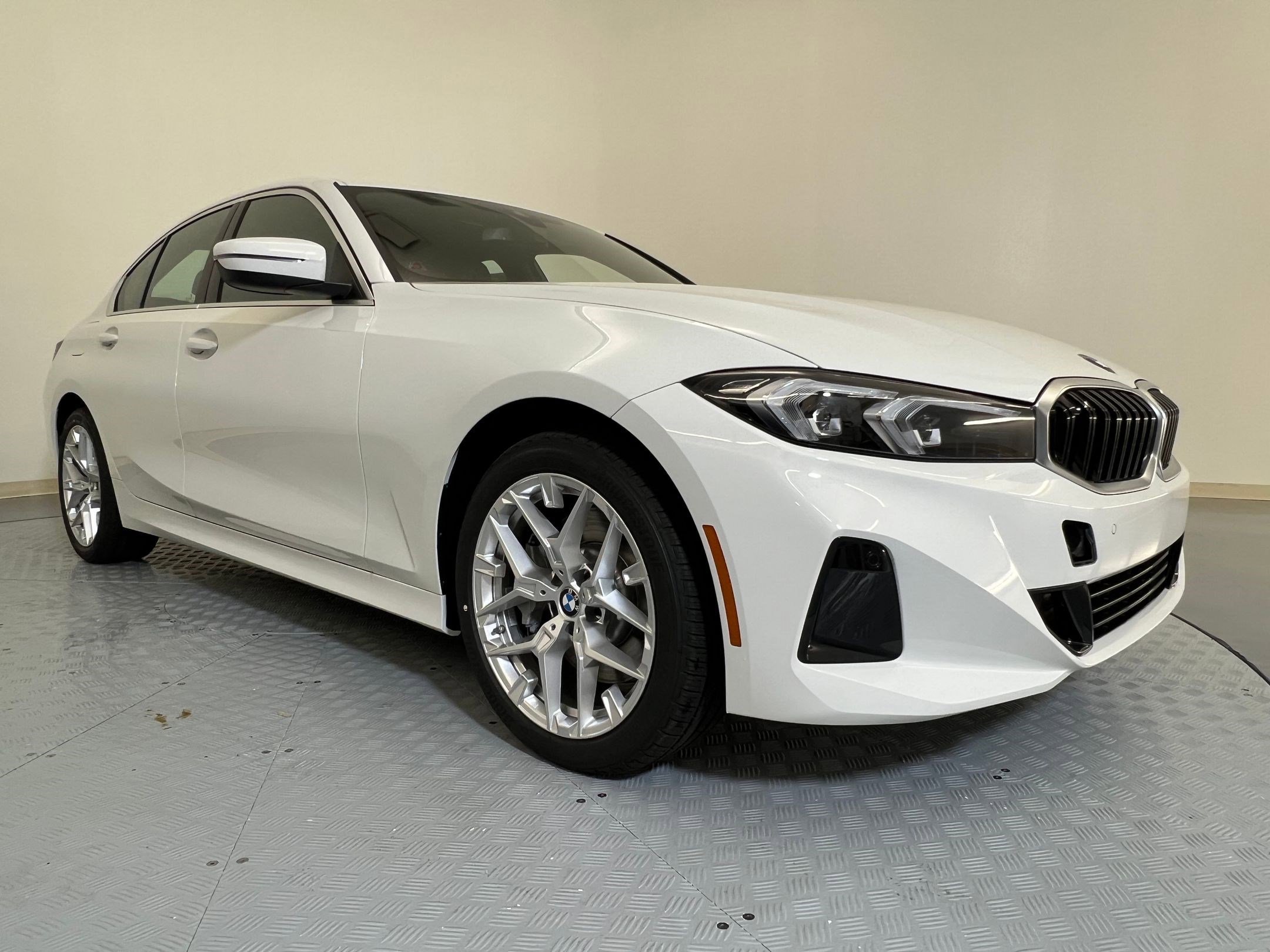 Used 2025 BMW 330i xDrive Sedan w/ Premium Package AWD/4WD image 6