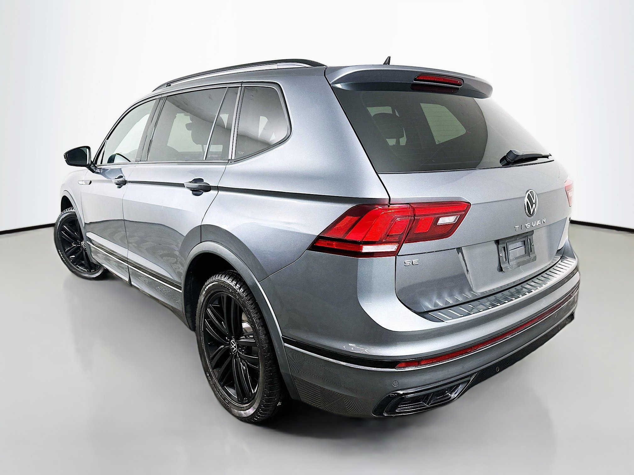 Used 2022 Volkswagen Tiguan SE R-Line AWD/4WD image 5
