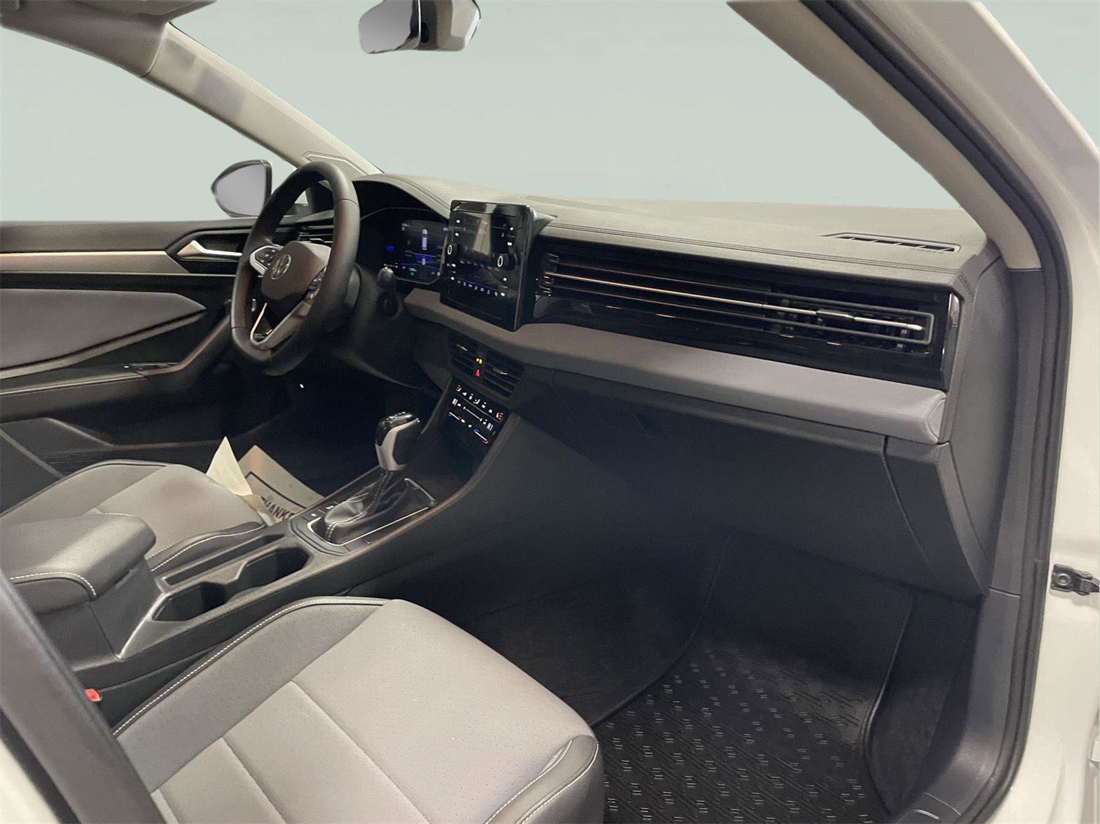 Used 2025 Volkswagen Jetta SE w/ Sunroof Package image 19