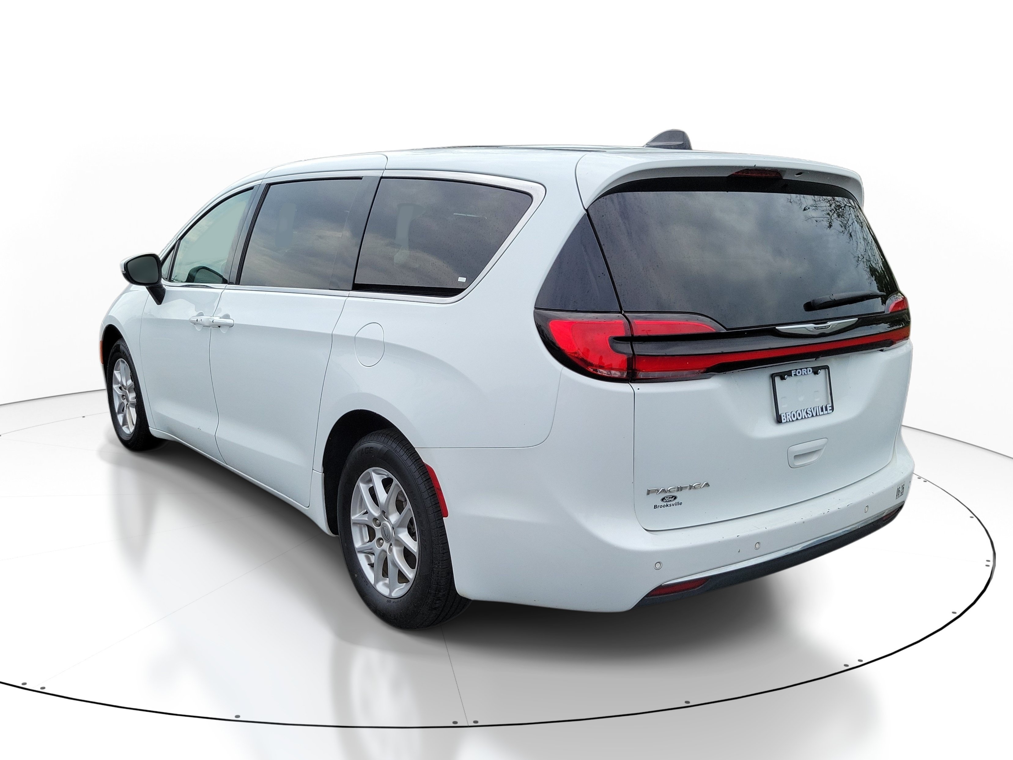 Used 2023 Chrysler Pacifica Touring-L FWD image 4
