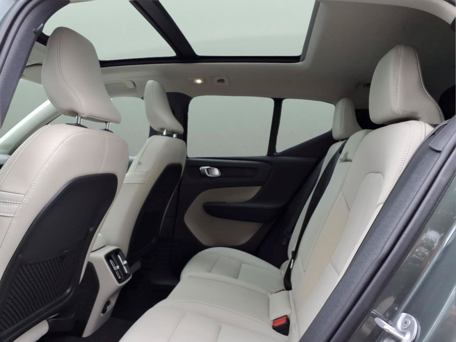 New 2026 Volvo XC40 B5 Ultra w/ Protection Package Premier AWD/4WD image 9