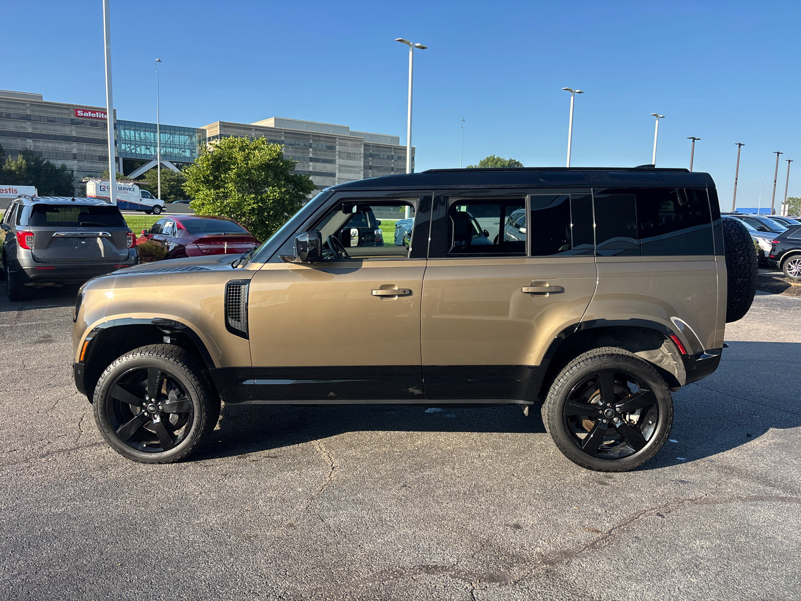 Used 2025 Land Rover Defender 110 X-Dynamic SE AWD/4WD image 4