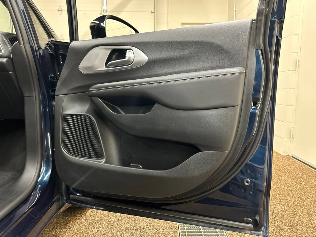 Used 2024 Chrysler Pacifica Touring-L w/ S Appearance Package FWD image 16