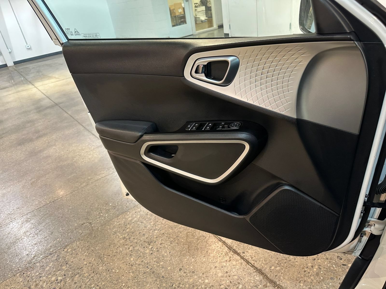 Used 2025 Kia Soul LX w/ LX Technology Package FWD image 18