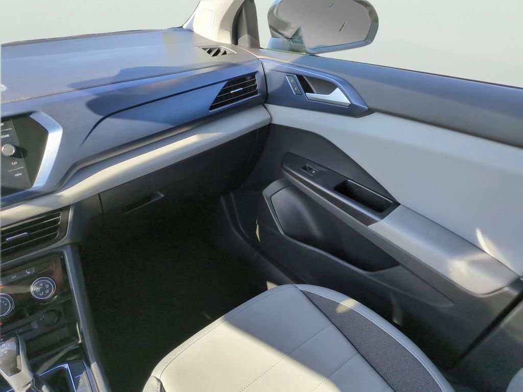 Used 2023 Volkswagen Taos SE w/ Panoramic Sunroof Package FWD image 15
