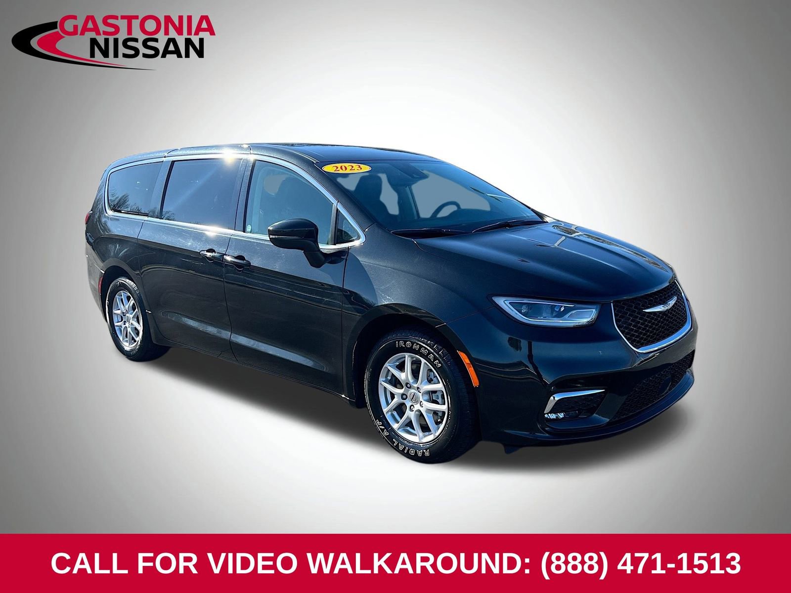 Used 2023 Chrysler Pacifica Touring-L image 1
