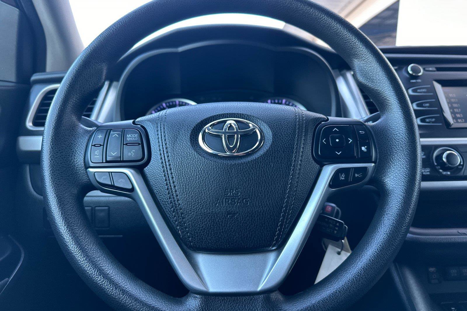 Used 2018 Toyota Highlander LE w/ Carpet Mat Package (TMS) image 22