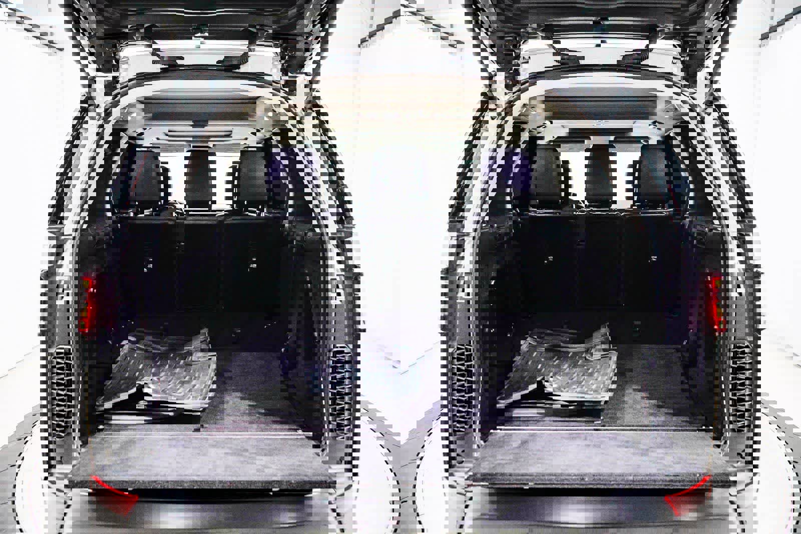 Used 2018 Land Rover Discovery HSE image 27