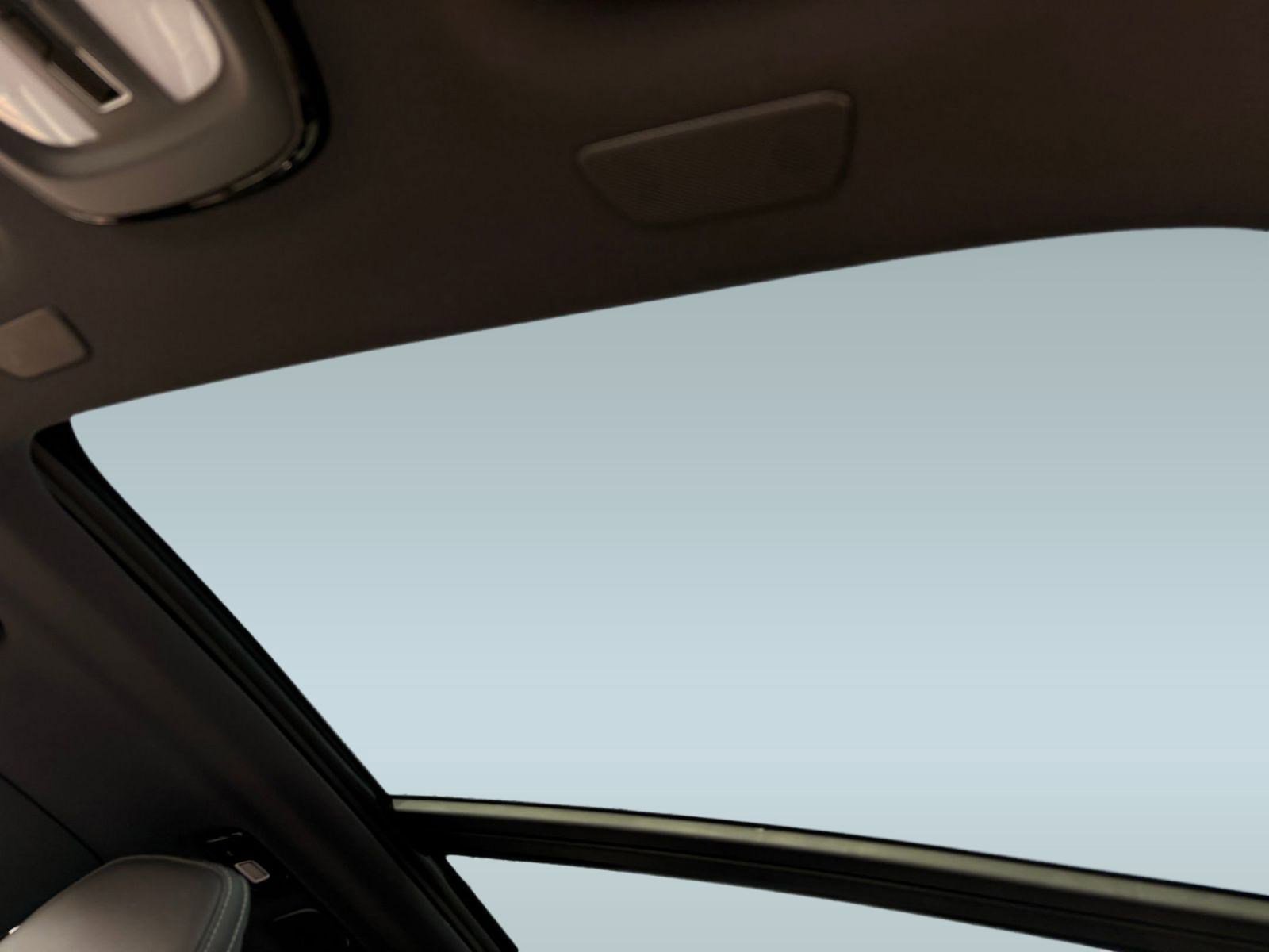 Certified 2024 Volvo XC60 T8 Ultimate w/ Protection Package Premier image 15