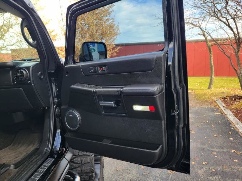 Used 2005 HUMMER H2 SUT w/ Preferred Equipment Group AWD/4WD image 65