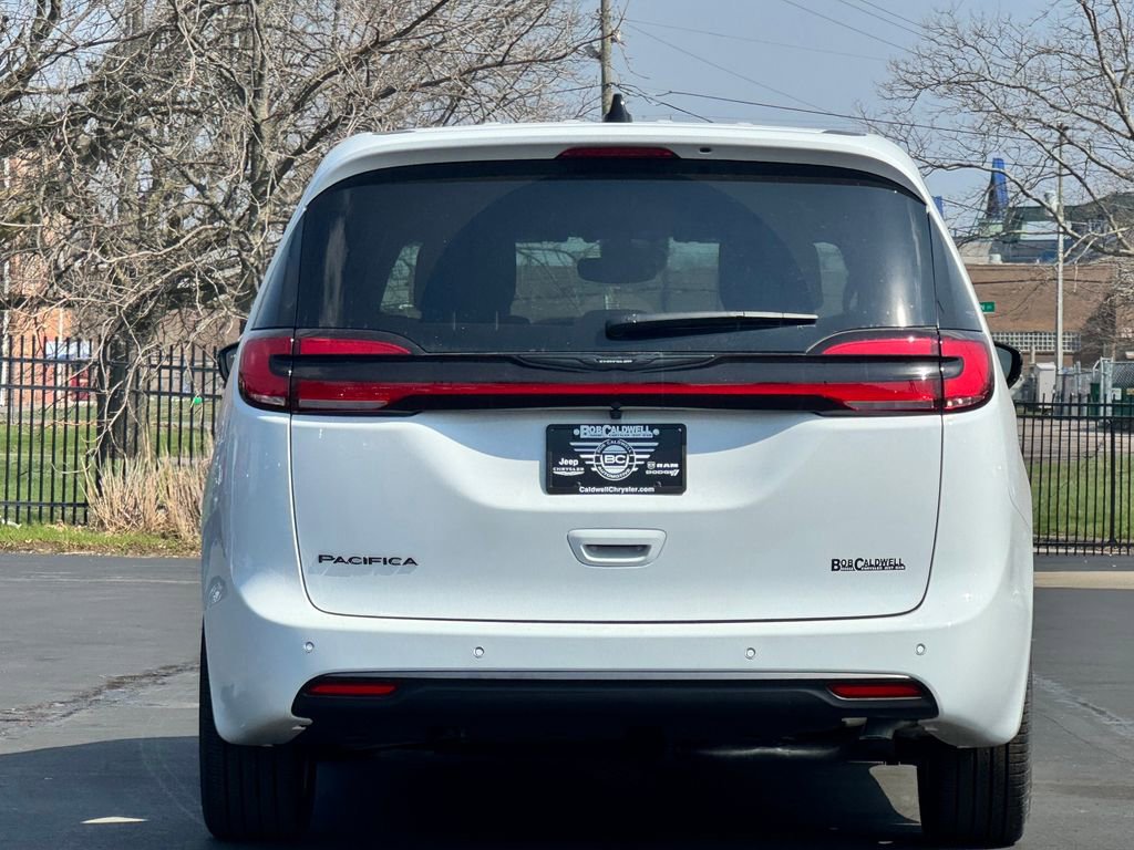 New 2026 Chrysler Pacifica Select image 6