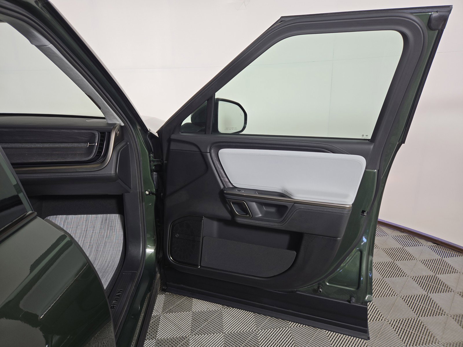 Used 2024 Rivian R1S Adventure image 18