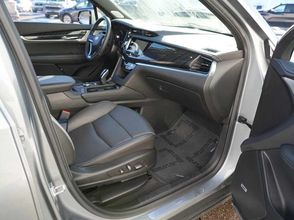 Used 2025 Cadillac XT6 Premium Luxury image 35