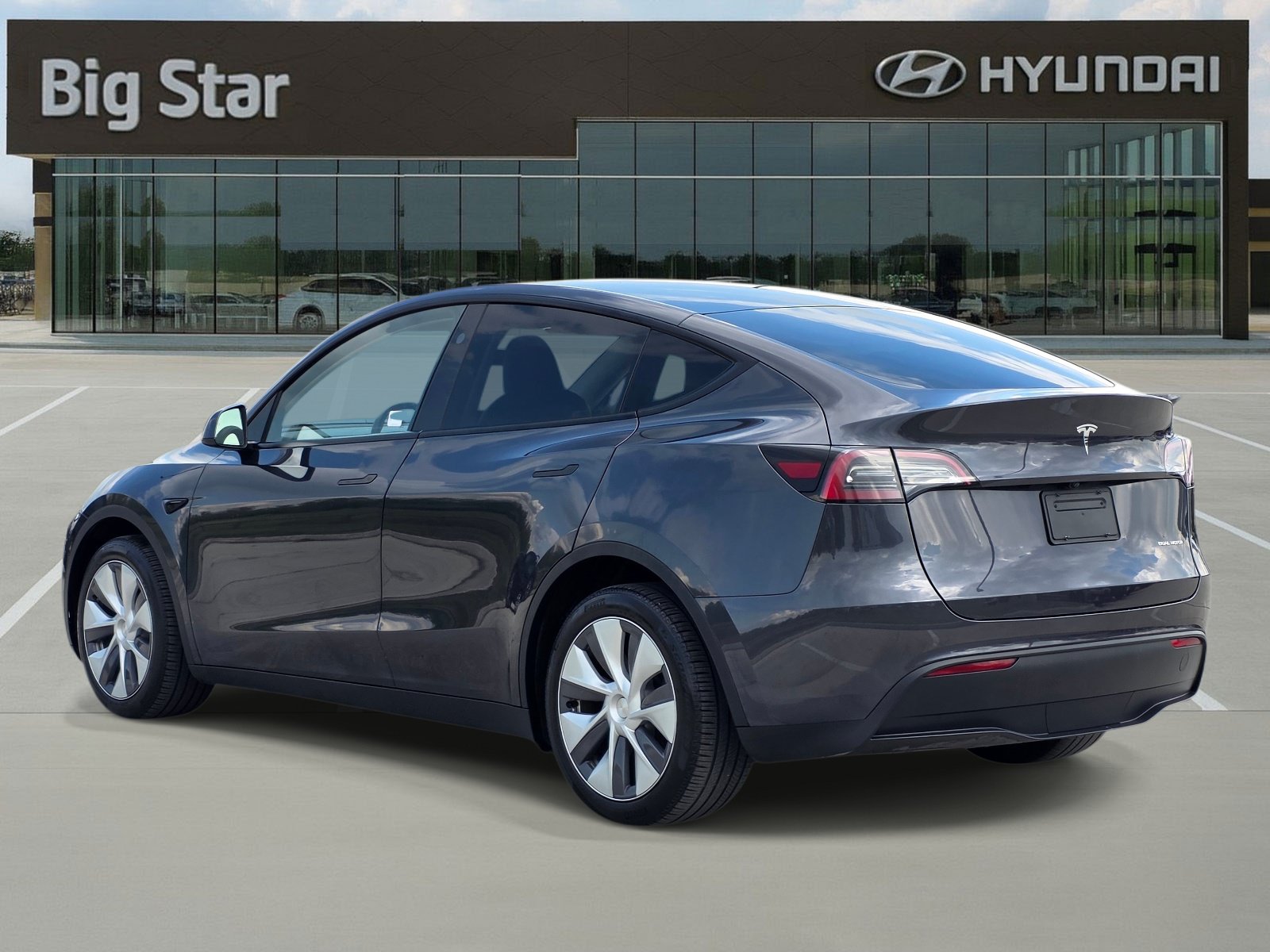 Used 2024 Tesla Model Y Long Range AWD/4WD image 3