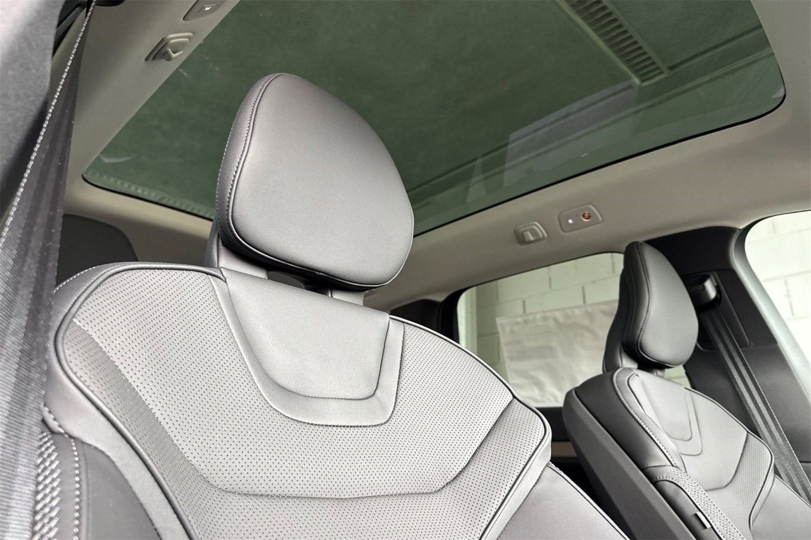 New 2025 Volvo EX90 Plus w/ Protection Package Premier image 17