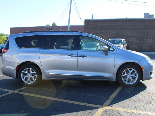 Used 2017 Chrysler Pacifica Touring-L w/ Tire & Wheel Group FWD image 5
