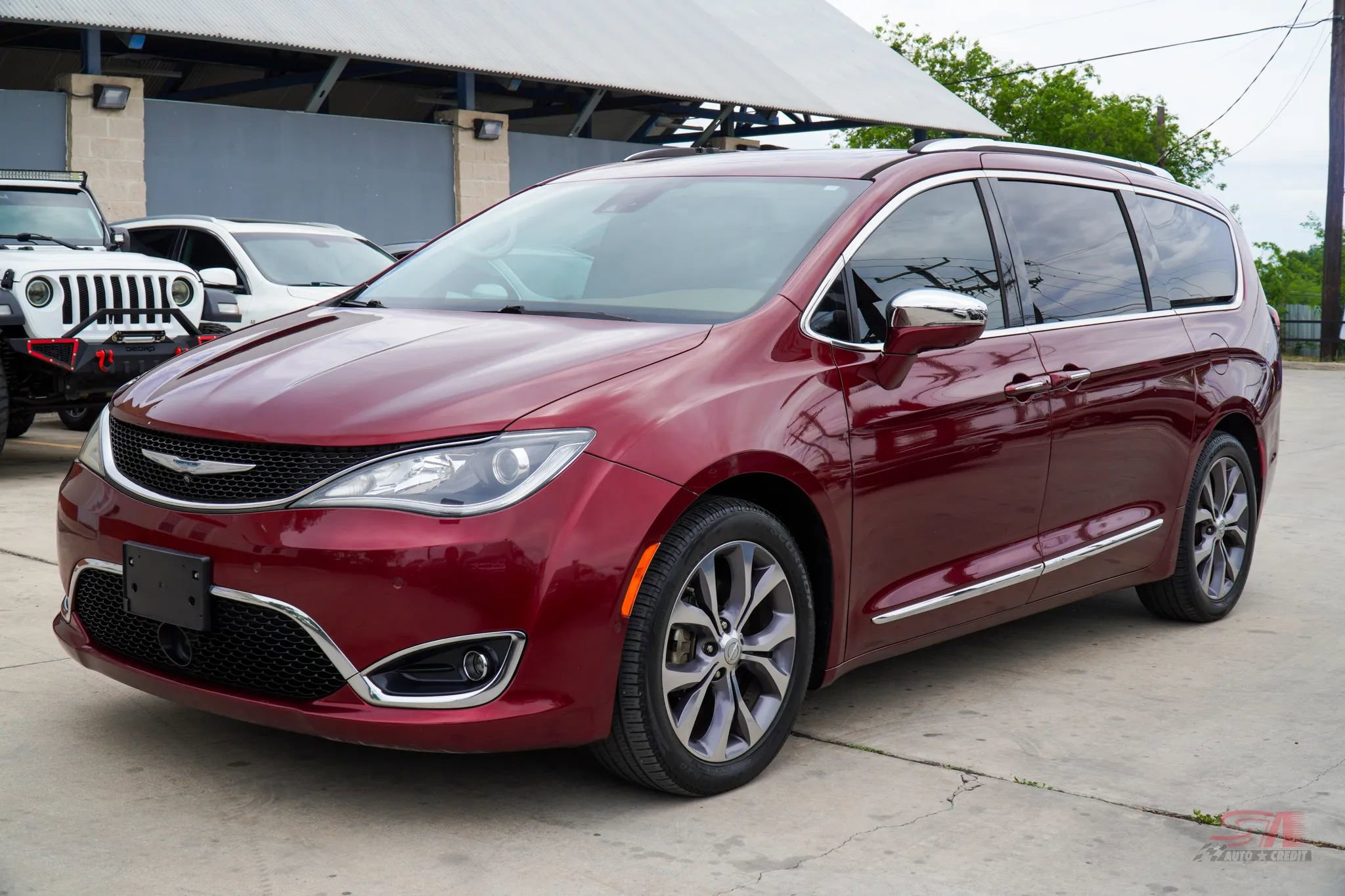 Used 2017 Chrysler Pacifica Limited image 3