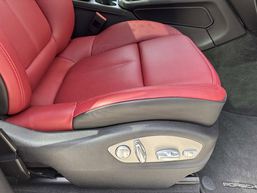 Certified 2025 Porsche Macan S image 17