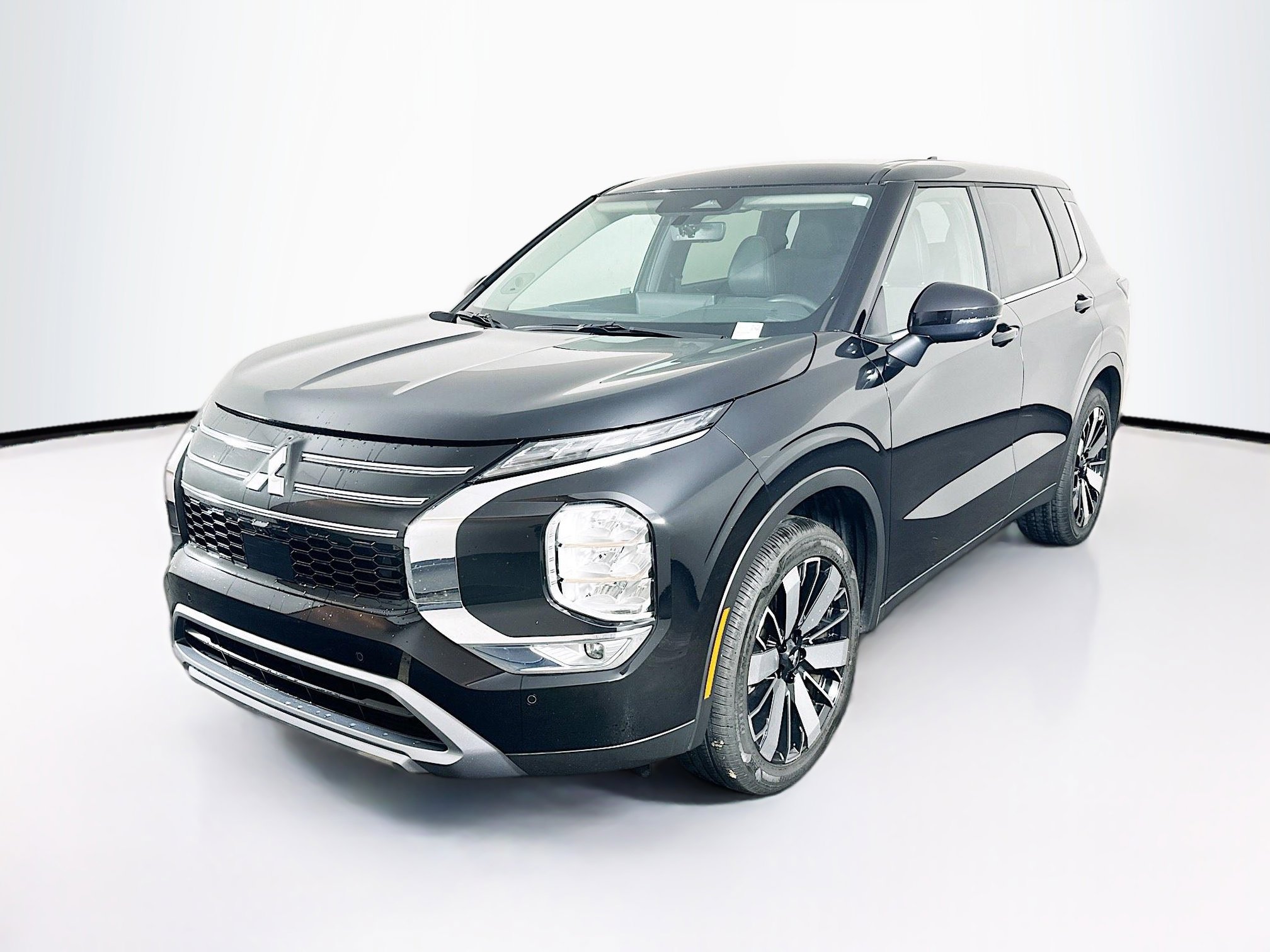 Used 2025 Mitsubishi Outlander SE FWD image 3