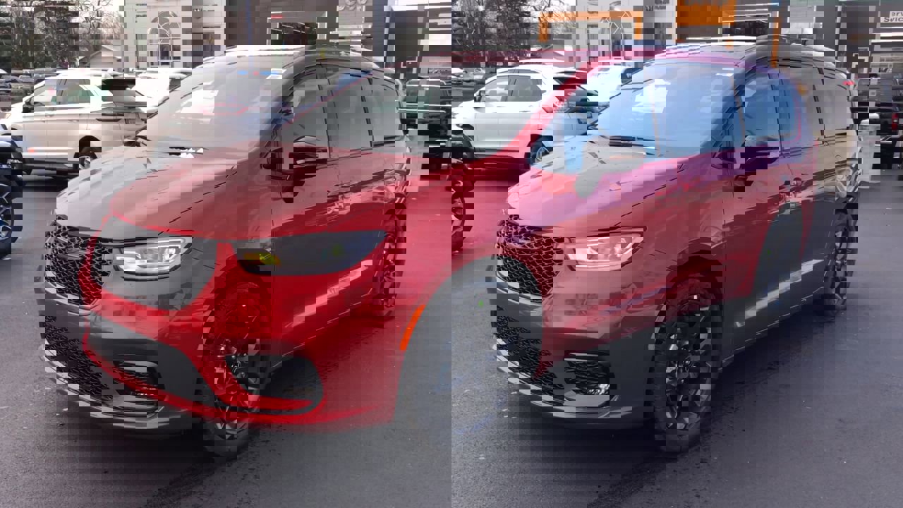 New 2026 Chrysler Pacifica Select w/ S Appearance Package image 4