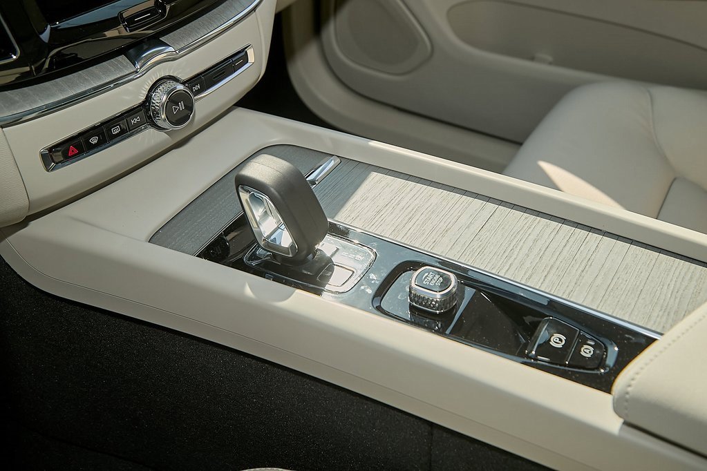 New 2025 Volvo XC60 T8 Plus w/ Protection Package Premier image 14