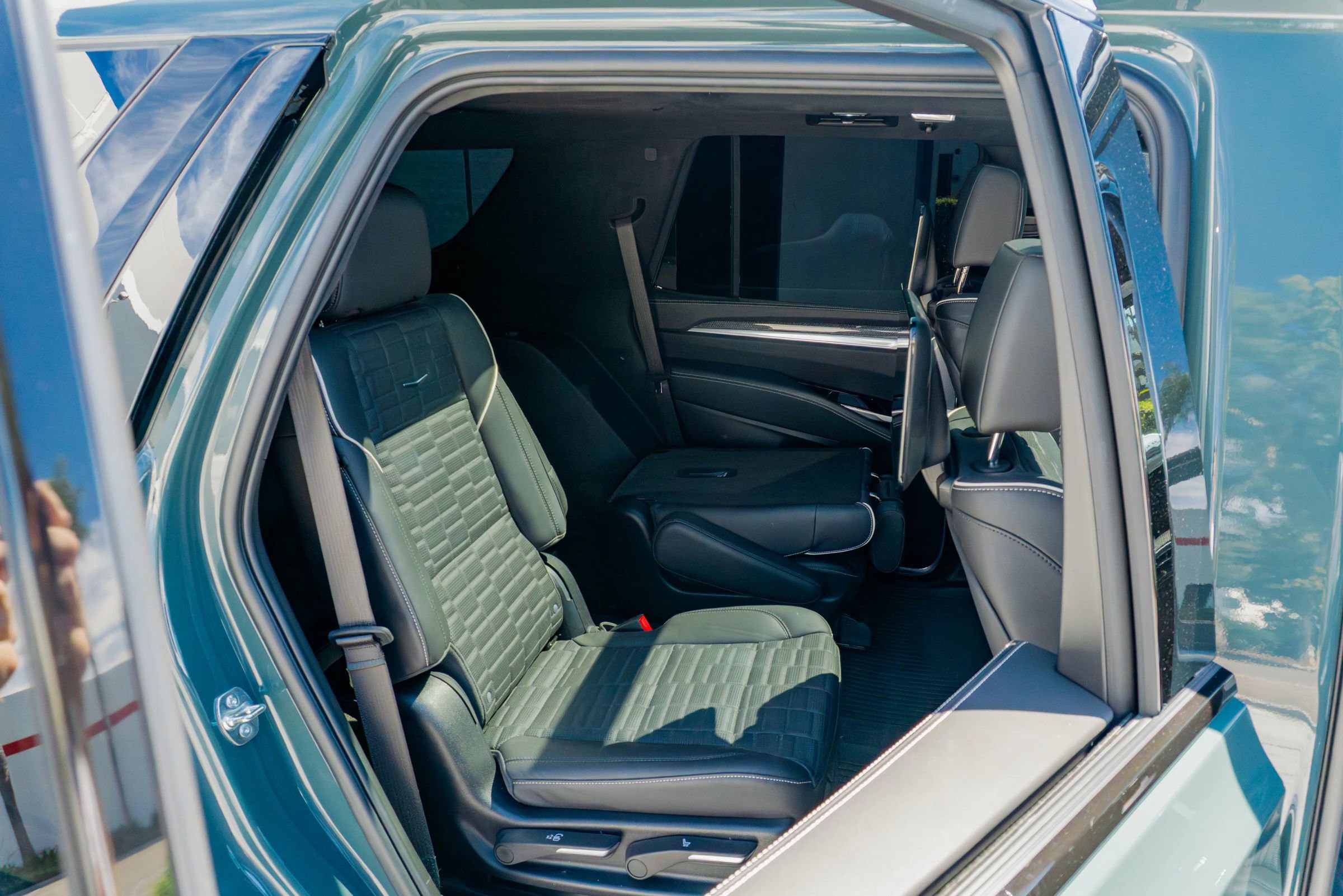 Used 2025 Cadillac Escalade V w/ LPO, ONYX Package AWD/4WD image 15