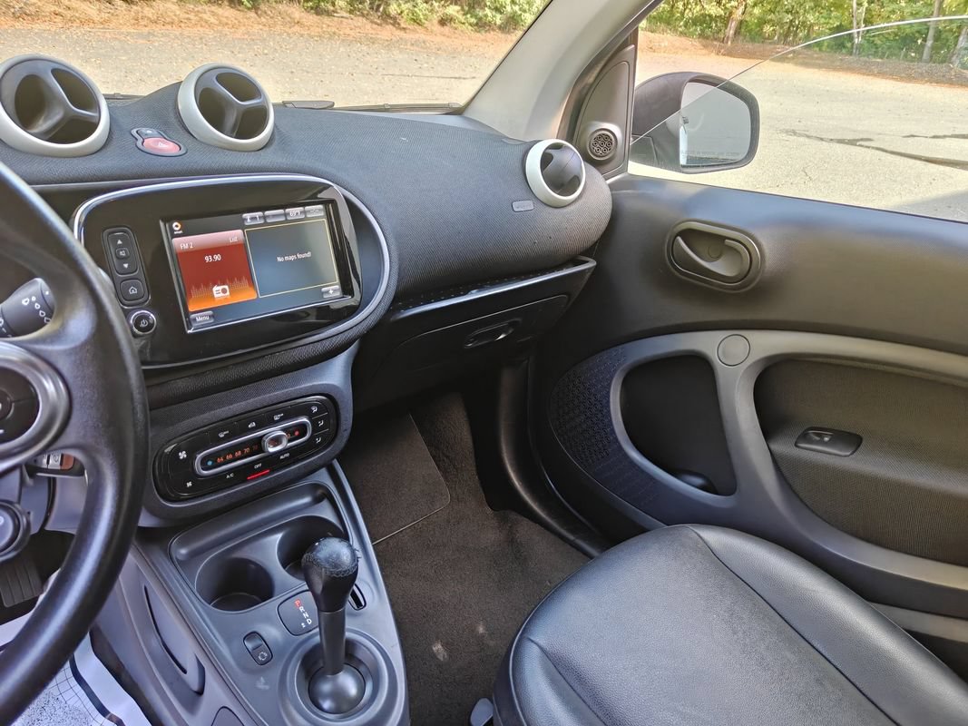 Used 2017 smart fortwo pure RWD image 13