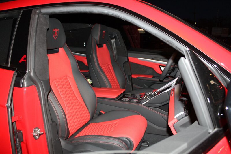 Used 2019 Lamborghini Urus AWD/4WD image 22