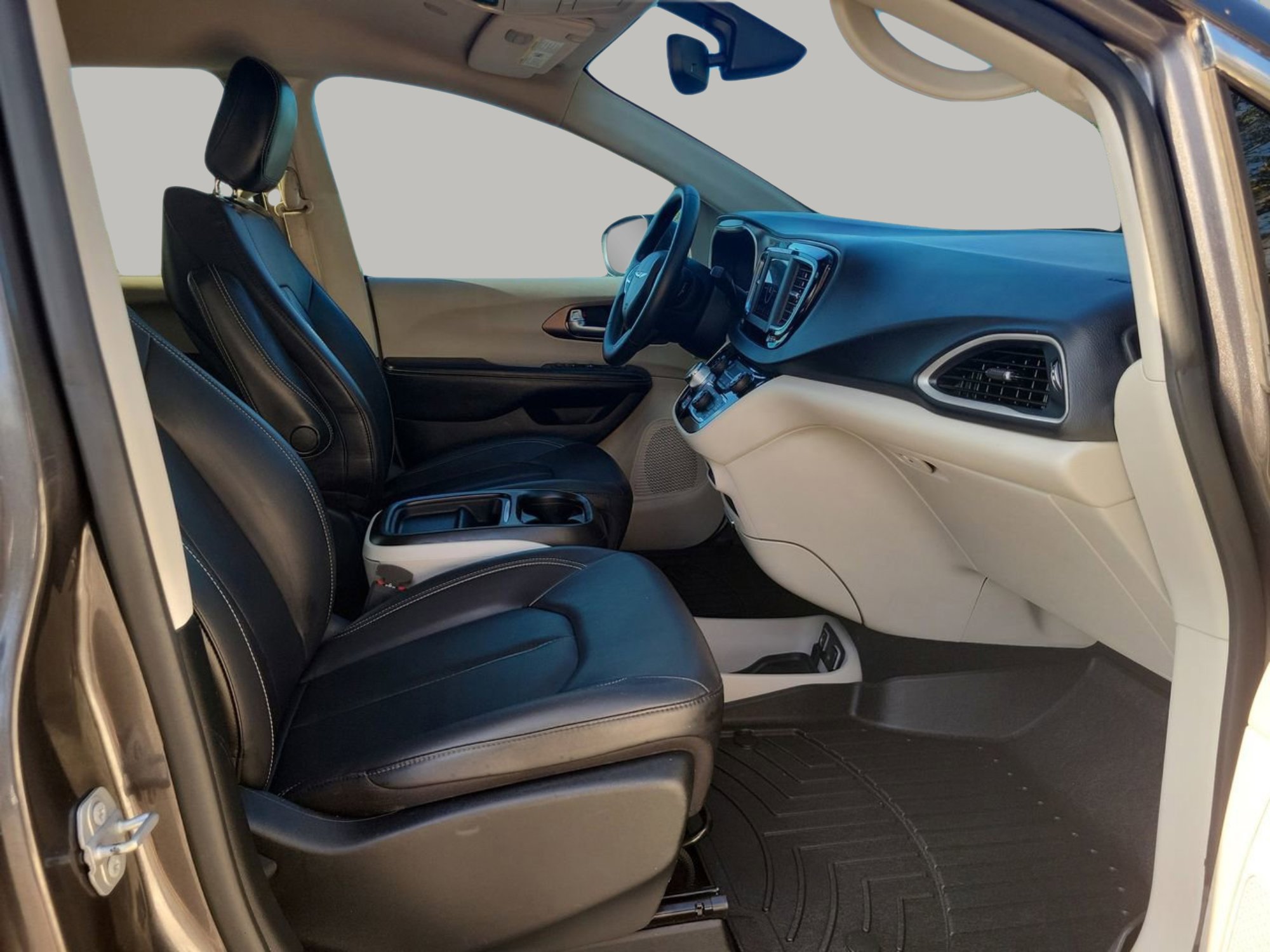 Used 2020 Chrysler Voyager Lxi image 11