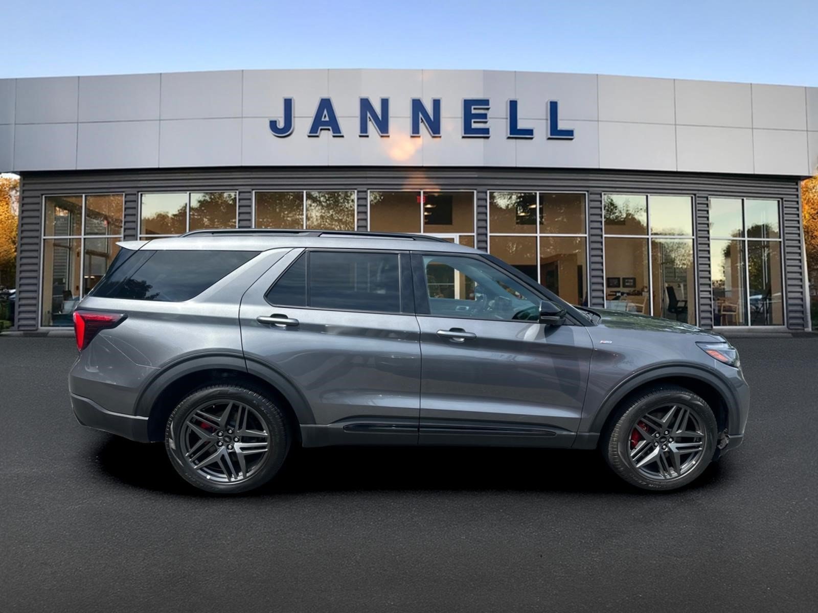 Used 2025 Ford Explorer ST-Line w/ ST-Line Street Pack AWD/4WD image 4