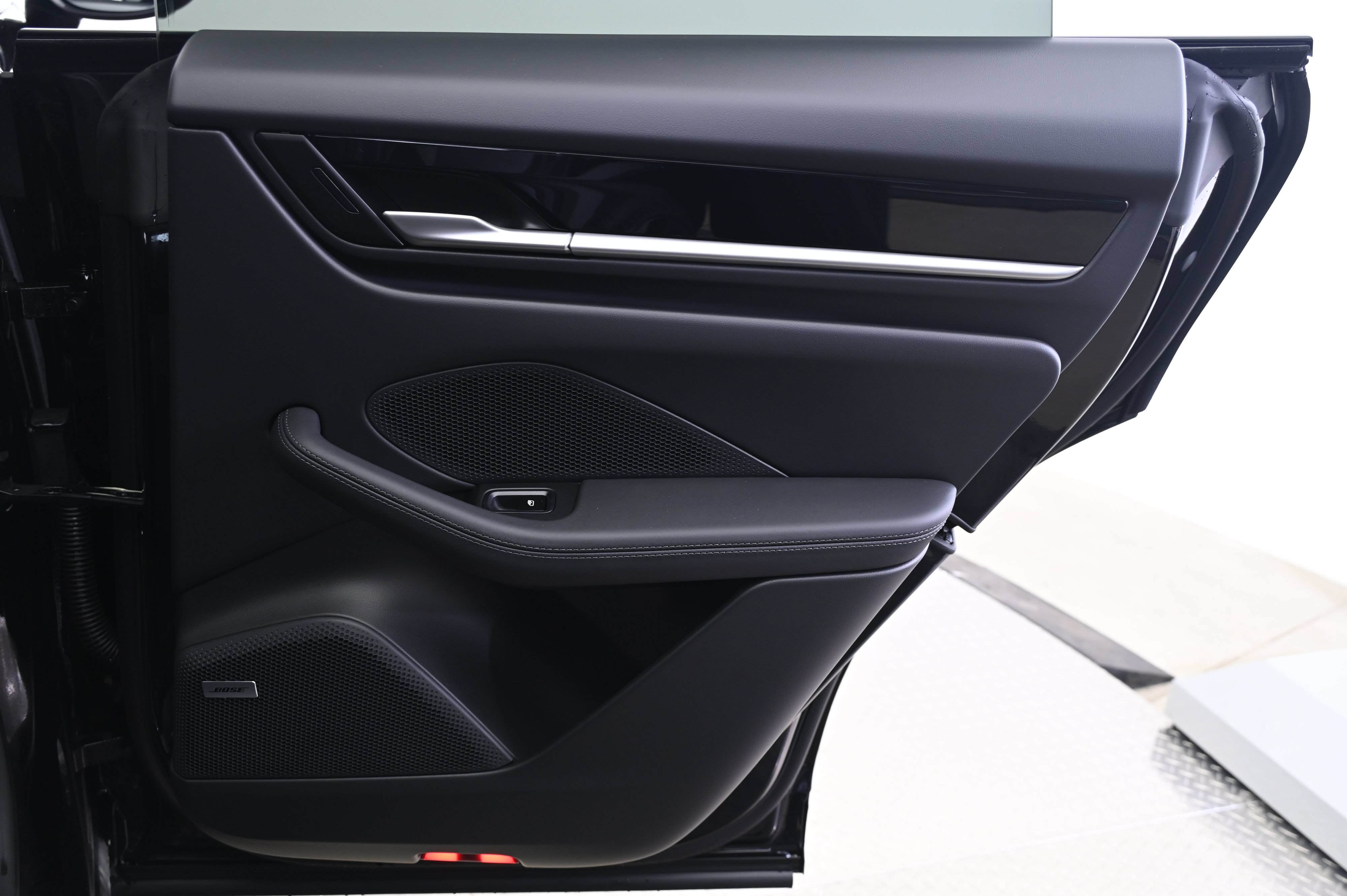 Certified 2025 Porsche Macan 4 Electric AWD/4WD image 17