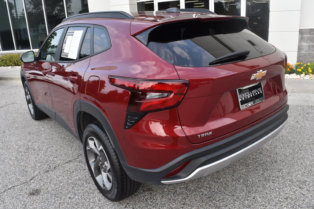 Used 2025 Chevrolet Trax LT FWD image 5