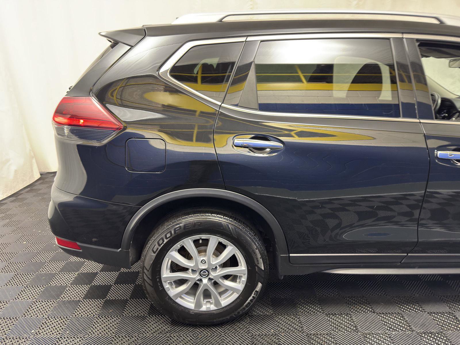 Used 2018 Nissan Rogue SV image 13