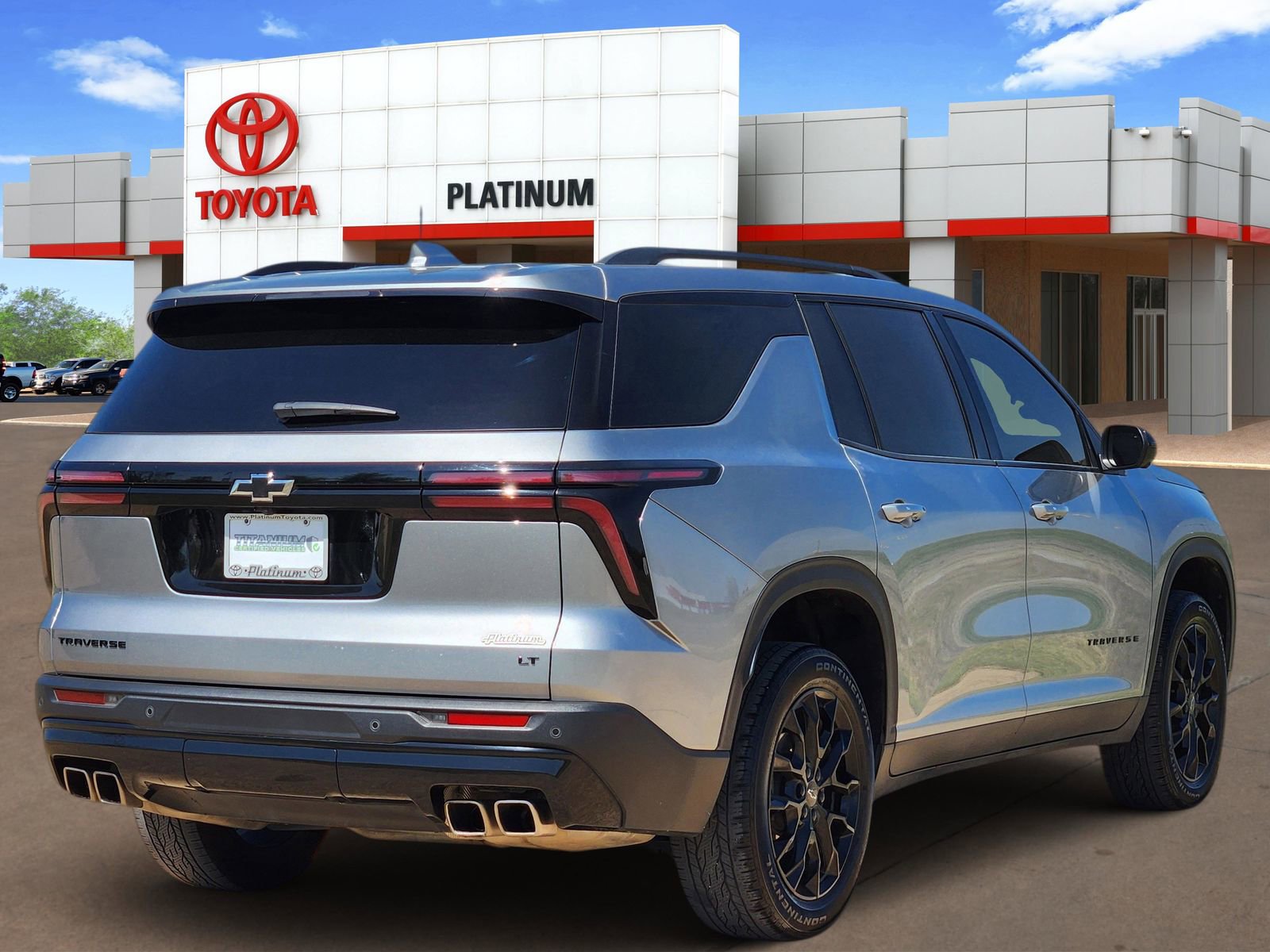 Used 2024 Chevrolet Traverse LT w/ Midnight/Sport Edition image 5