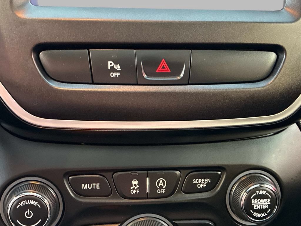 Used 2019 Jeep Cherokee Trailhawk w/ Comfort/Convenience Group AWD/4WD image 31