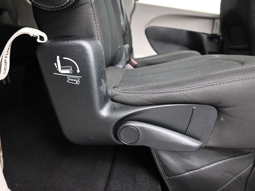 Used 2023 Chrysler Voyager LX image 45