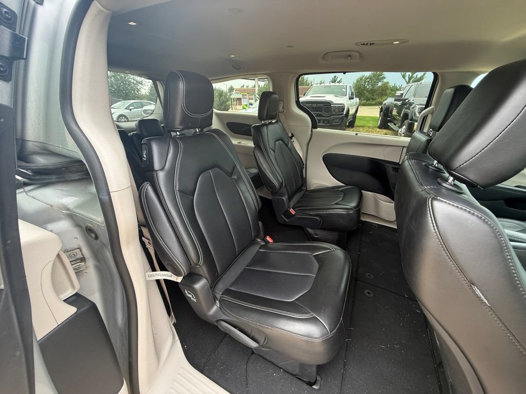 Used 2024 Chrysler Pacifica Touring-L FWD image 39