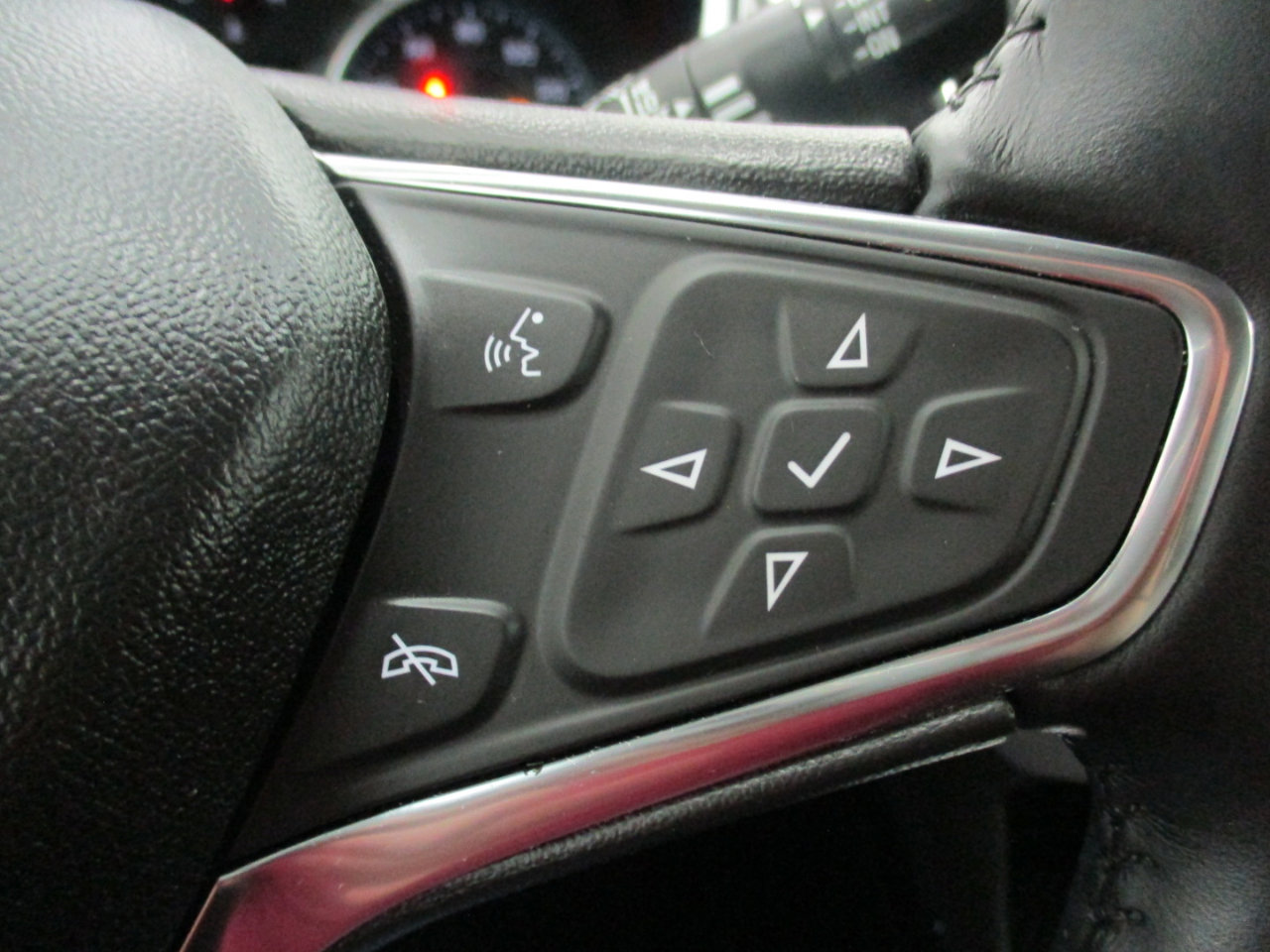 Used 2021 Chevrolet Equinox LT w/ Driver Convenience Package image 23