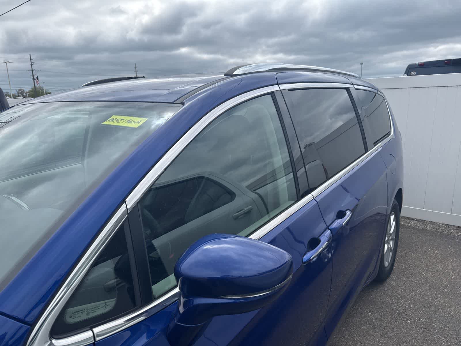Used 2021 Chrysler Pacifica Touring-L w/ Uconnect Theater Family Group FWD image 16