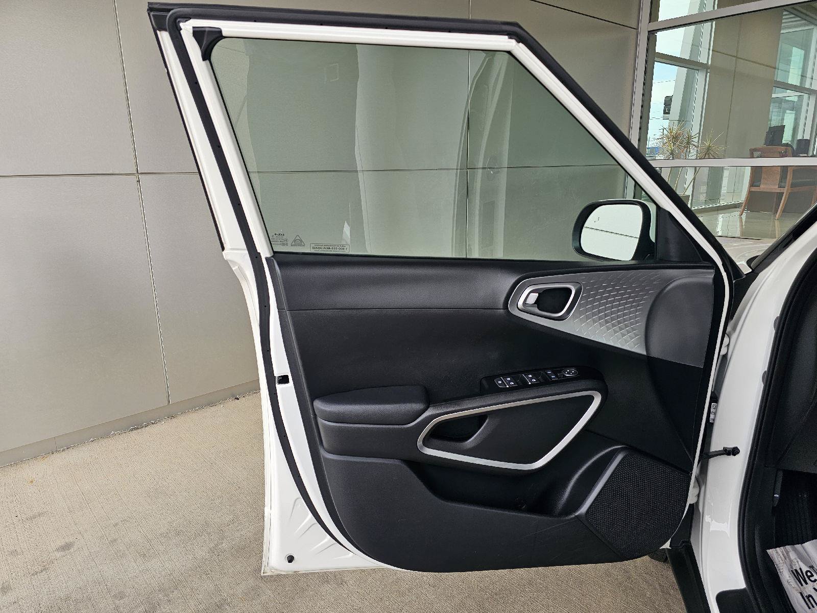 Used 2025 Kia Soul LX w/ LX Technology Package FWD image 18