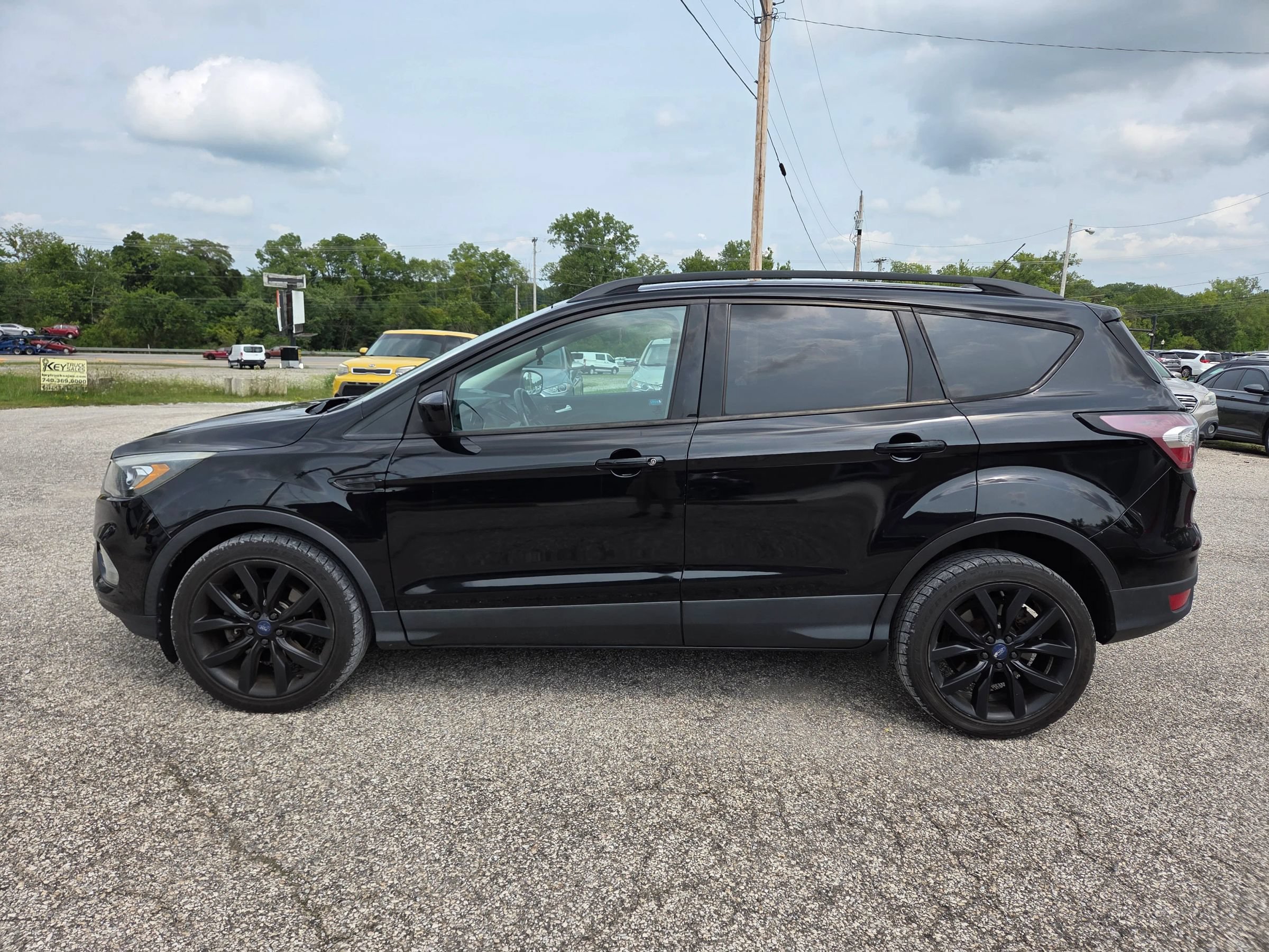 Used 2017 Ford Escape SE w/ Equipment Group 201A FWD image 1