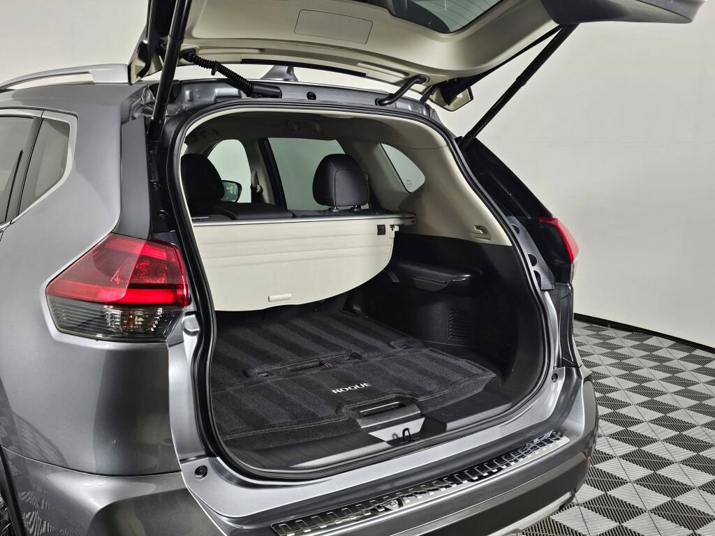 Used 2018 Nissan Rogue SV w/ Sun & Sound Touring Package image 14