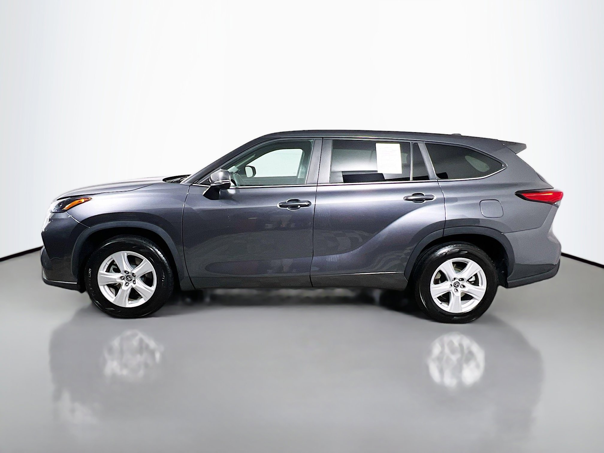 Used 2023 Toyota Highlander LE image 9